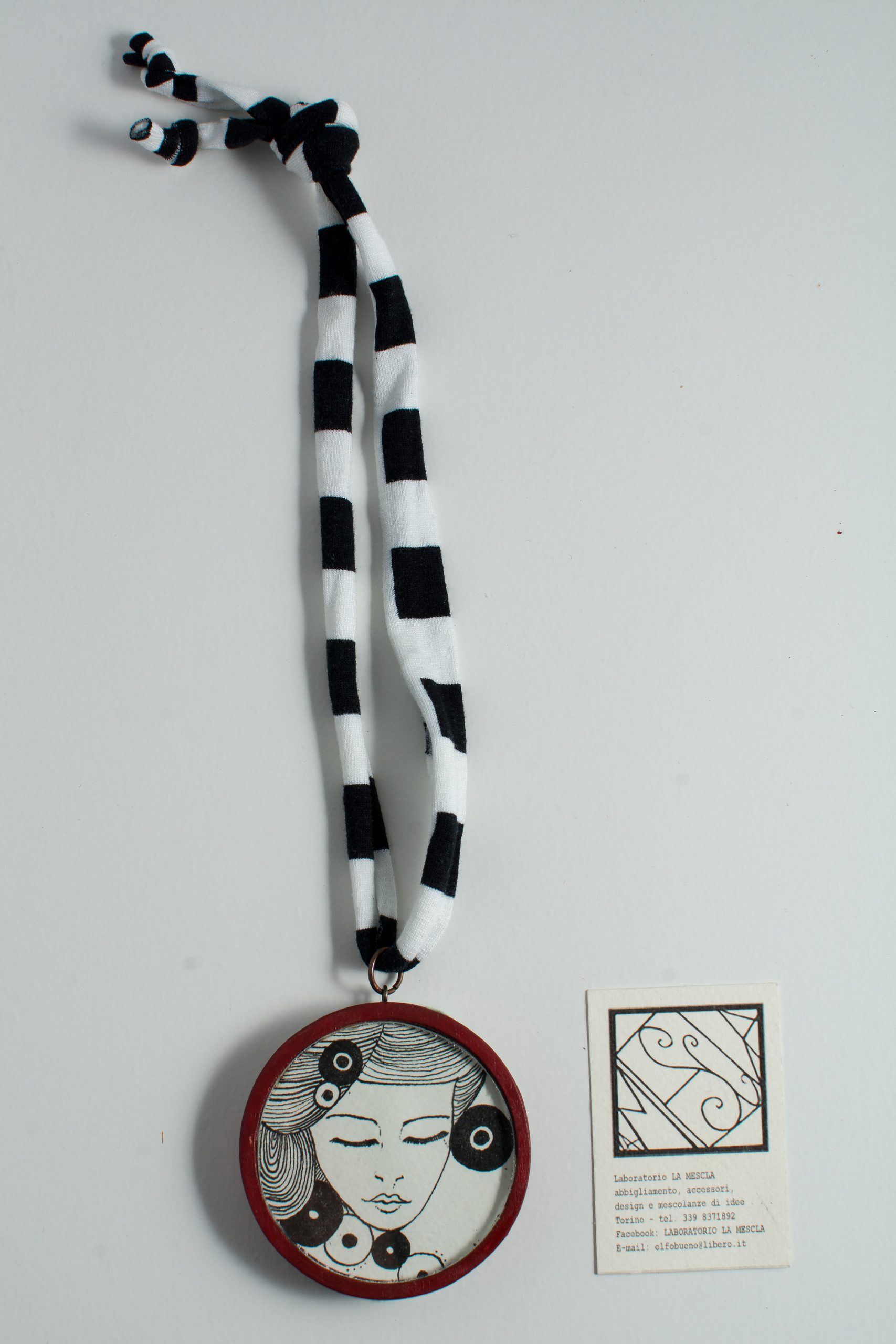 Collana con medaglione illustrato a china - immagine 13