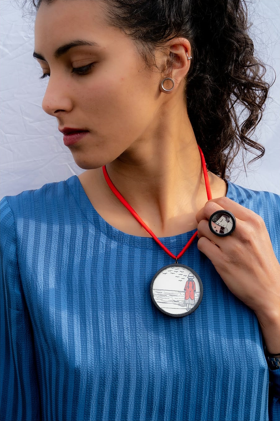 Collana con medaglione illustrato a china