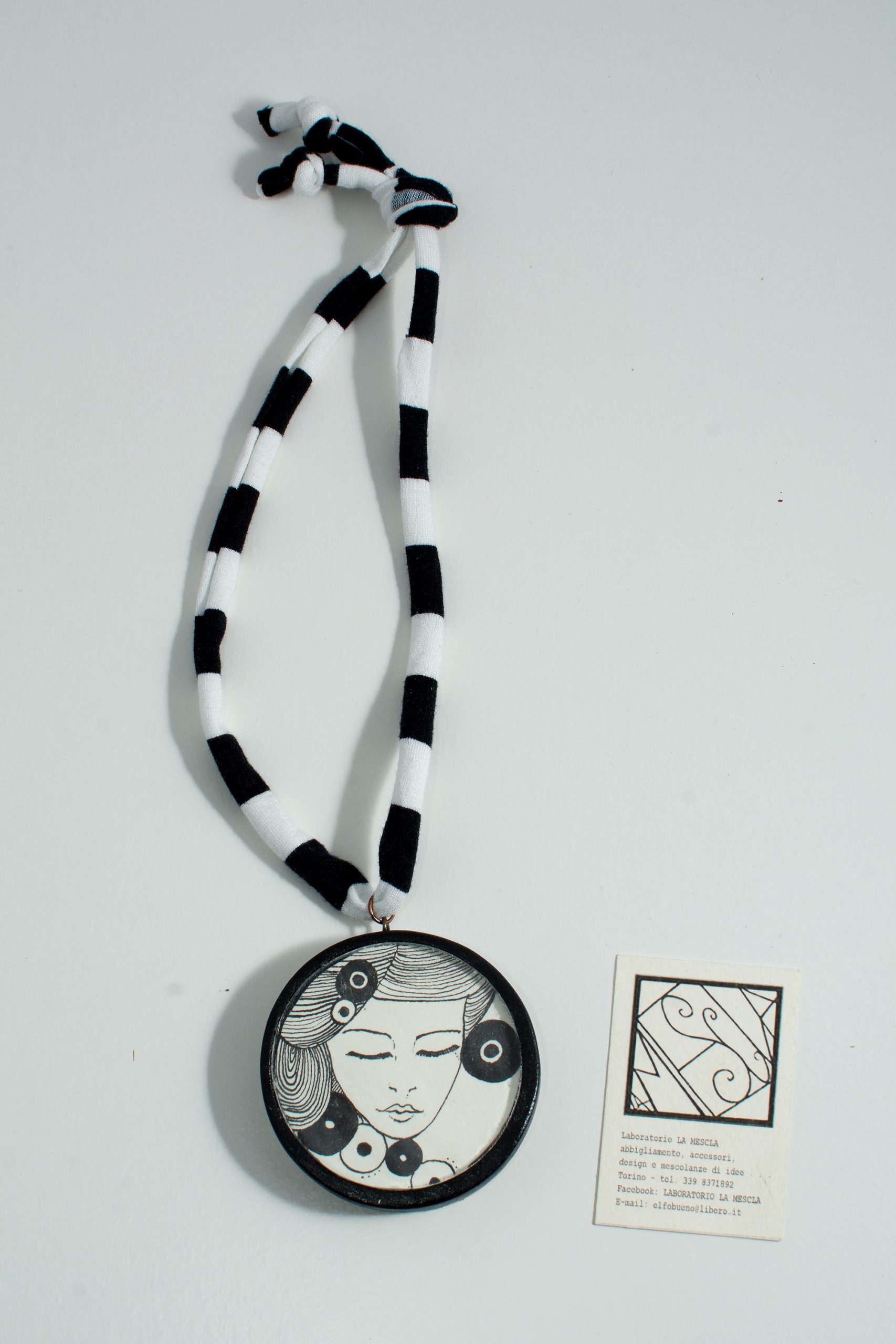 Collana con medaglione illustrato a china - immagine 4