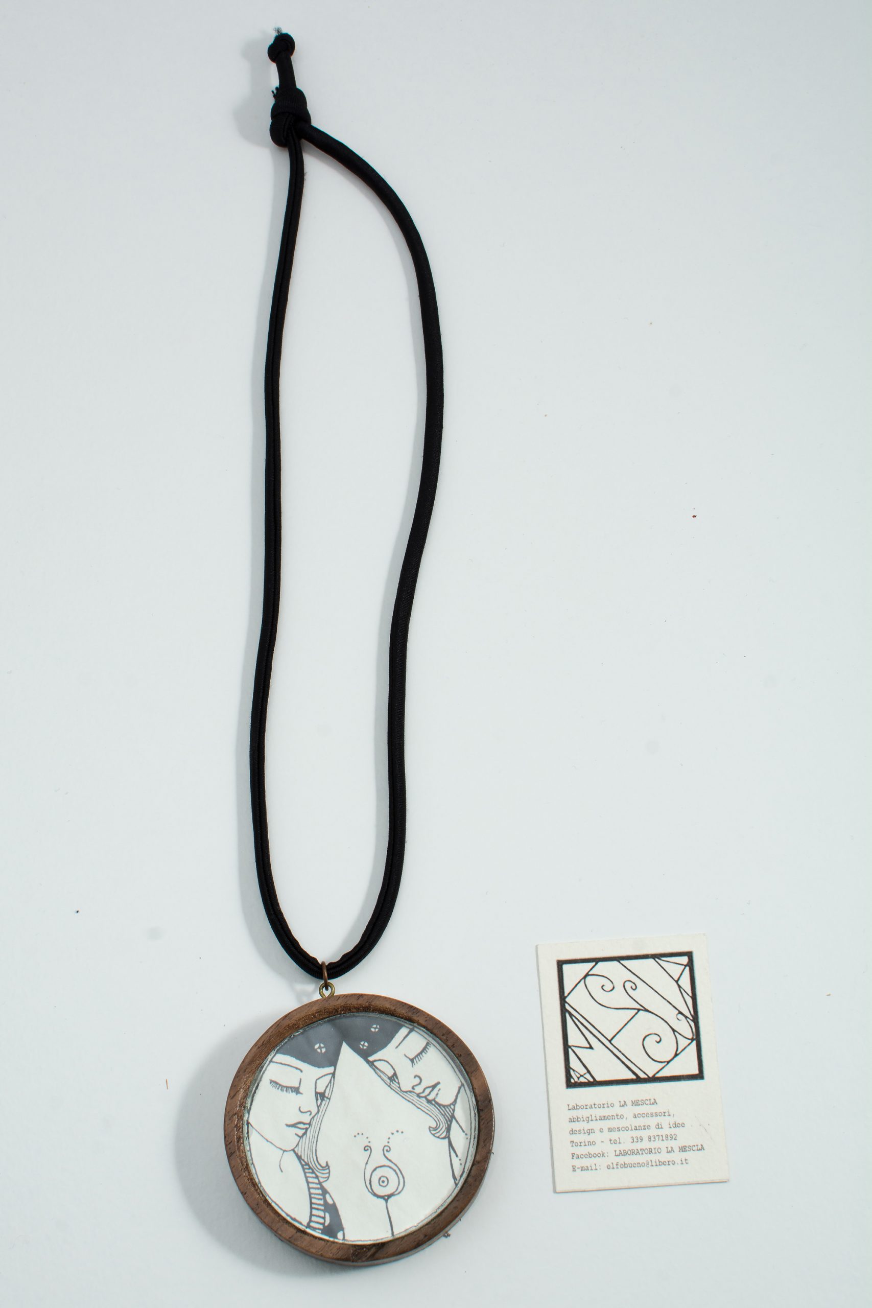 Collana con medaglione illustrato a china - immagine 3