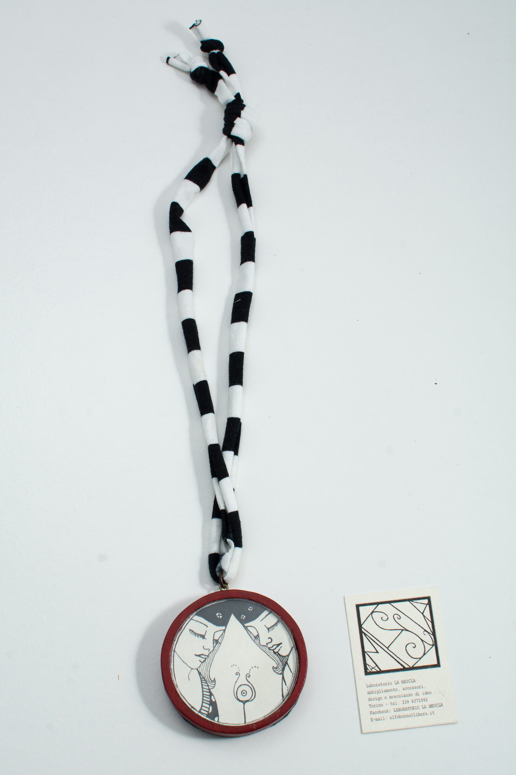 Collana con medaglione illustrato a china - immagine 12