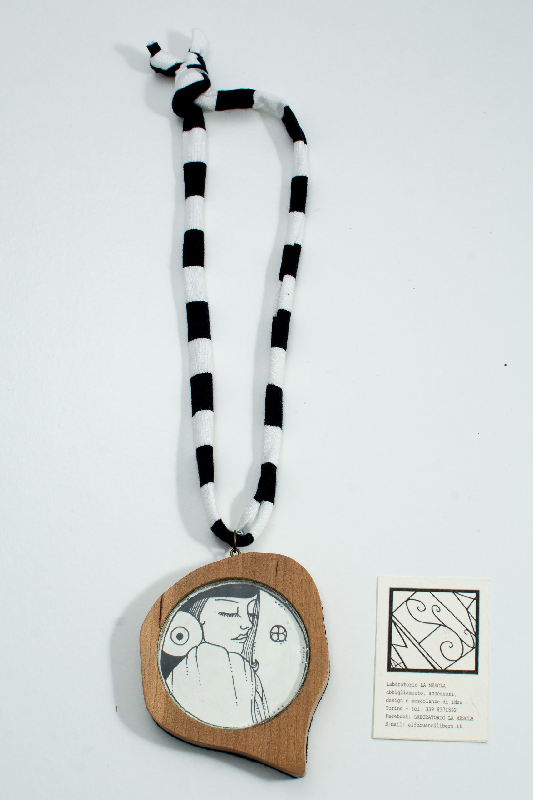 Collana con medaglione illustrato a china - immagine 11