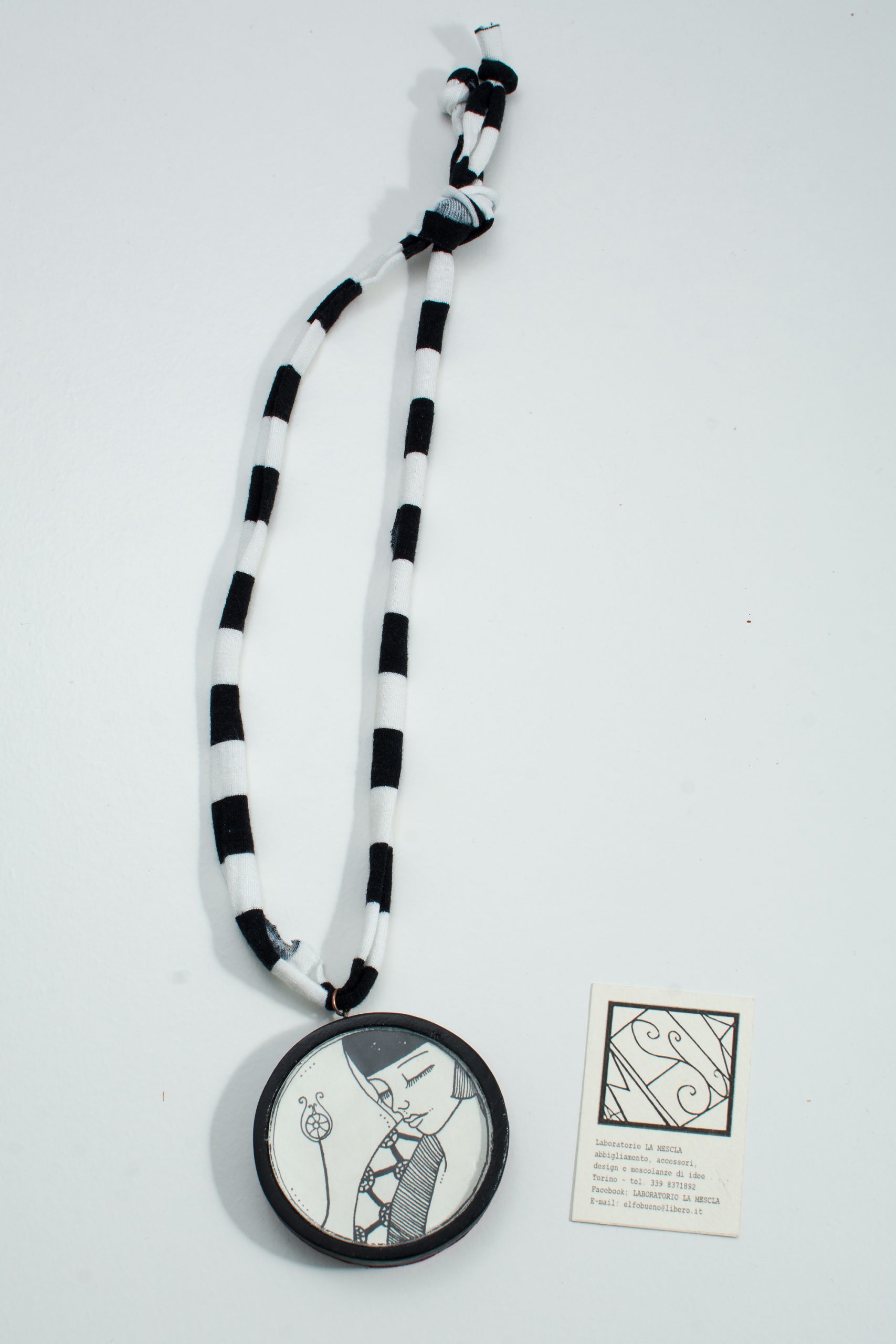 Collana con medaglione illustrato a china - immagine 10