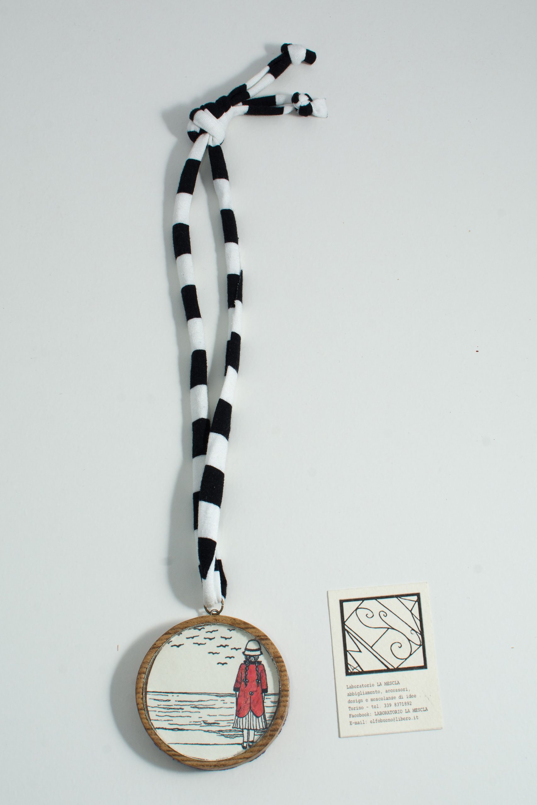 Collana con medaglione illustrato a china - immagine 9
