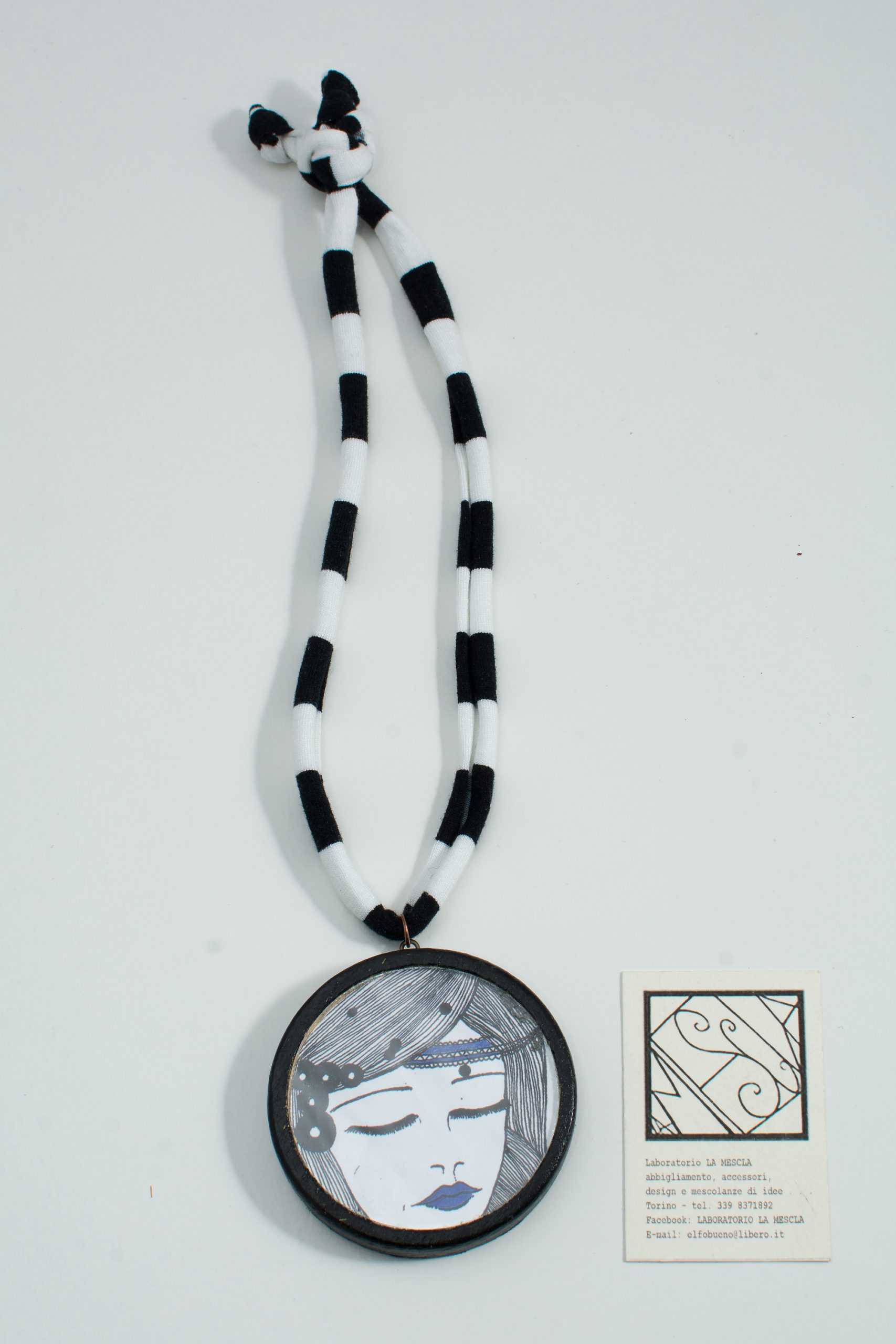 Collana con medaglione illustrato a china - immagine 8