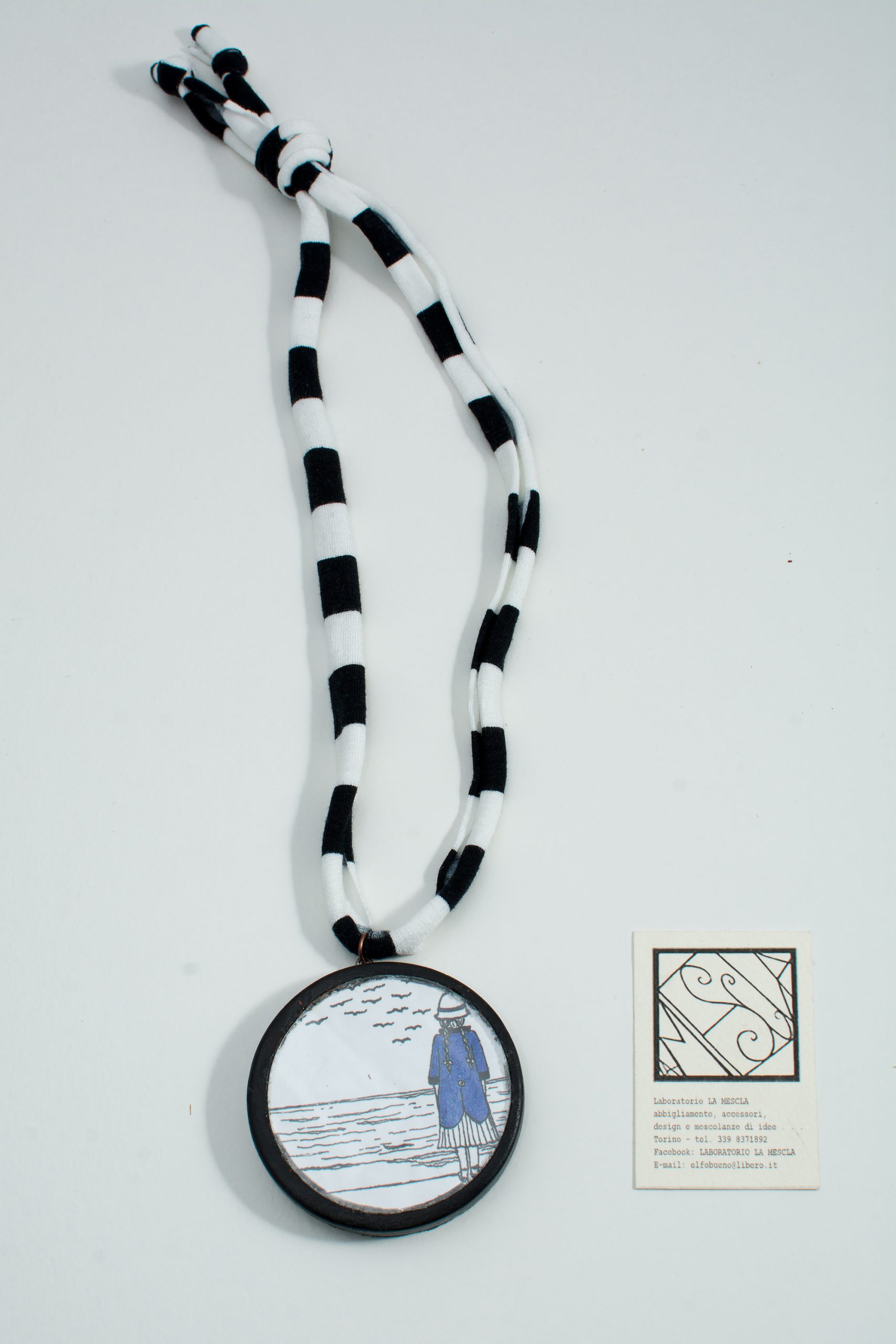Collana con medaglione illustrato a china - immagine 7