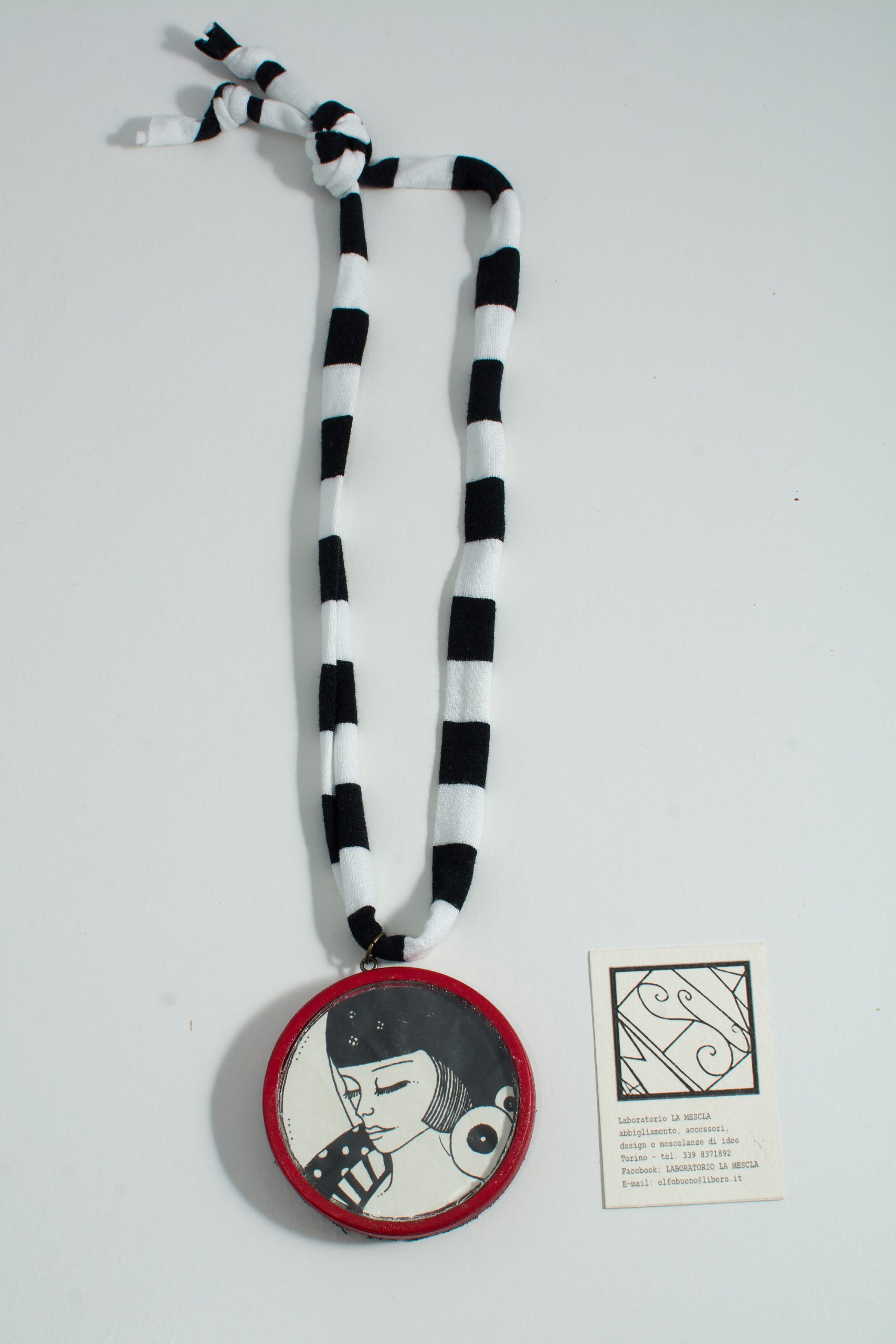 Collana con medaglione illustrato a china - immagine 6