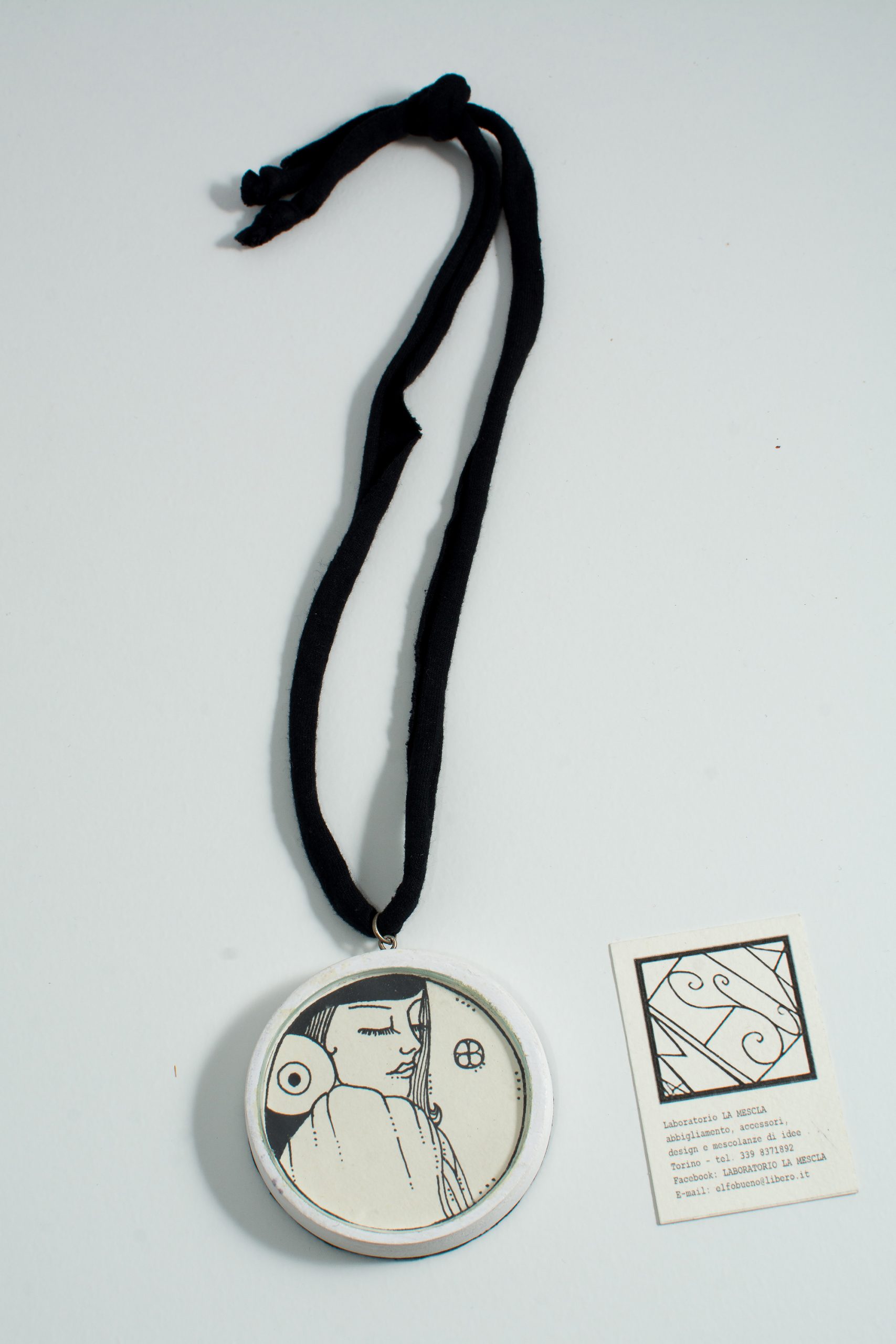 Collana con medaglione illustrato a china - immagine 5