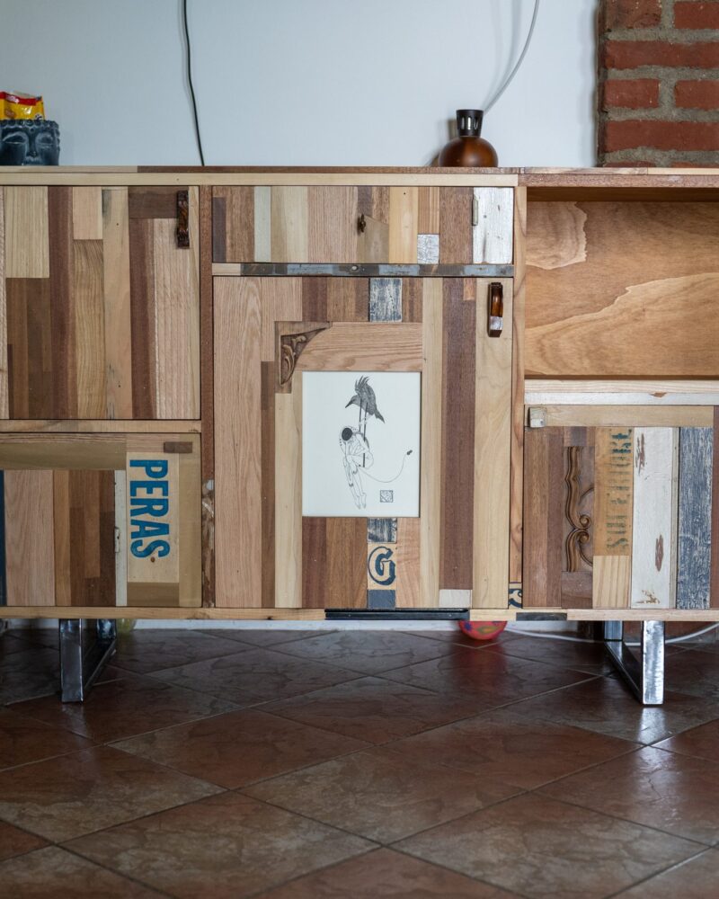 Credenza artigianale porta vinili realizzata con legno di recupero PETRA