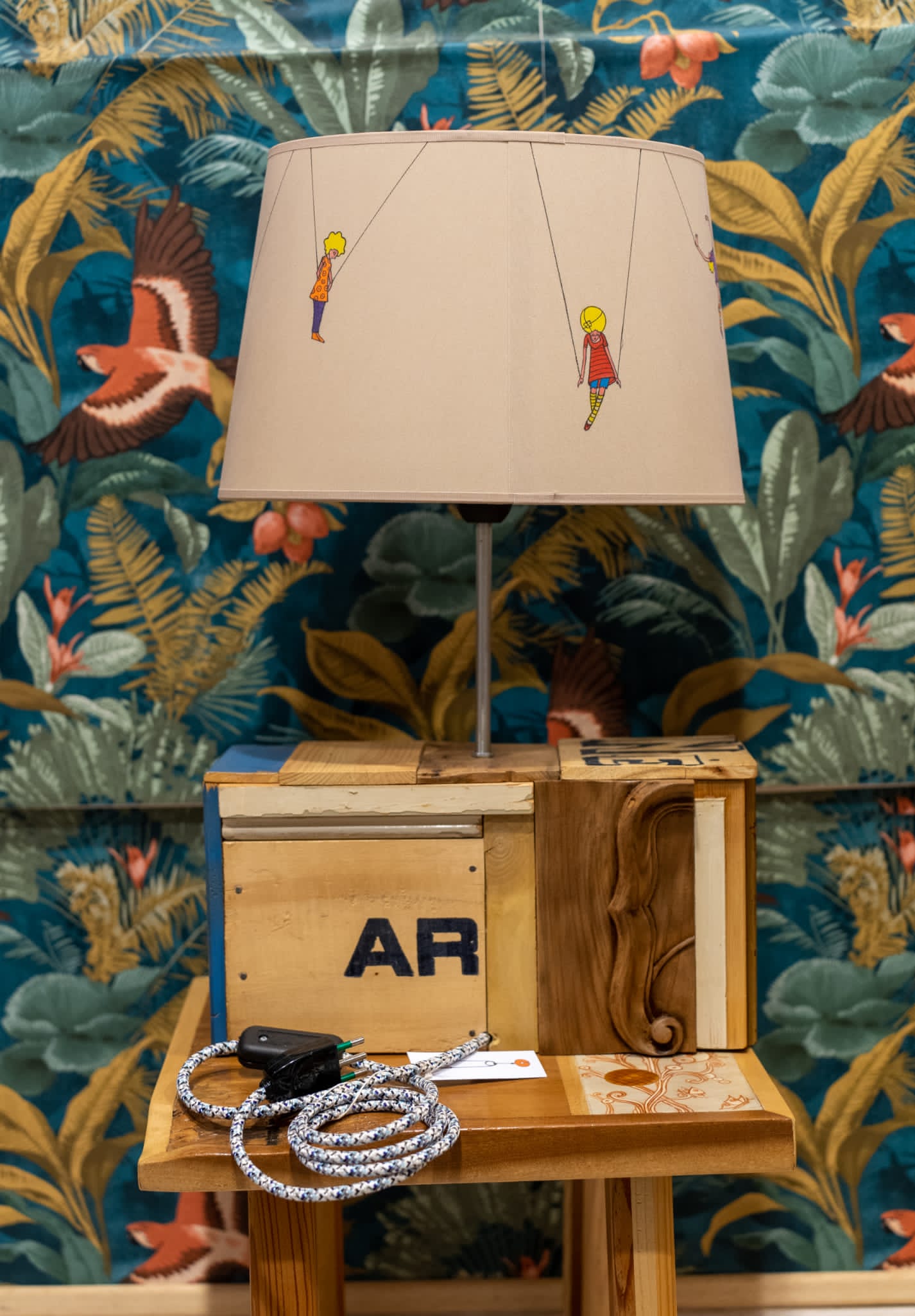 Lampade artigianali realizzate con legno di recupero Il Burattinaio e le Marionette - immagine 2